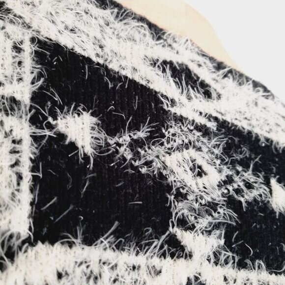 BESCA Wool Blend Fuzzy Open Front Cardigan Sweater B&W Tribal Geo Pattern Sz L - Picture 13 of 16